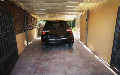 Bungalow de esquina totalmente renovado con gran jardín.